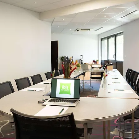 Ibis Styles Romans-valence Gare Tgv 3* Alixan